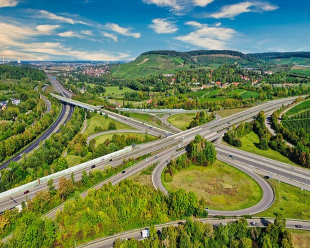 Autobahnkreuz im Grünen